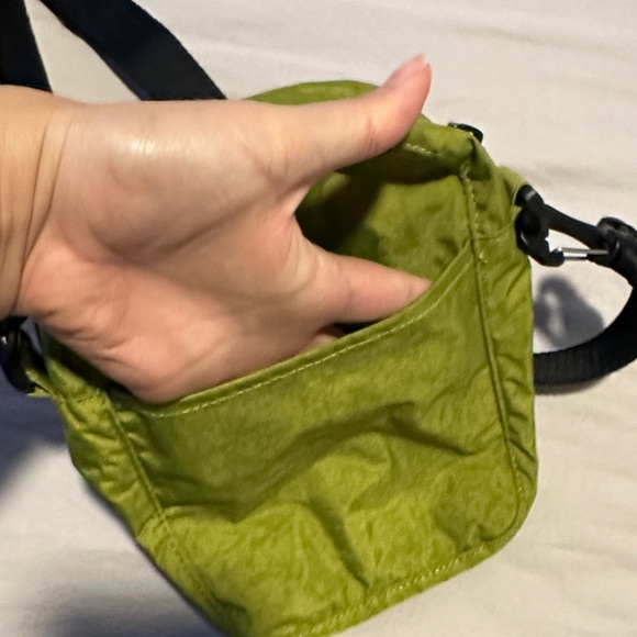 BAGGU Sport Crossbody- Avocado - Picture 4 of 5